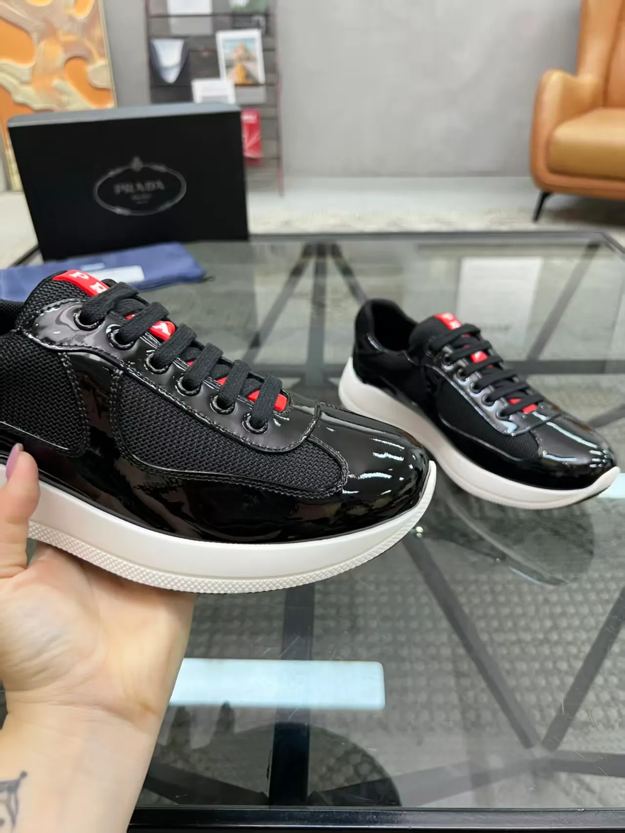 P420 38-45 Prada Prada’s new men’s leather sneakers, the highest version on the market, any comparison is welcome🆚! The original leather has excellent texture and is super high-end! Fetal sheep net lining imported from Italy, removable pad! Luxurious materials and fine workmanship, highly recommended!